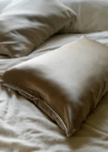 Load image into Gallery viewer, Silk Pillowcase - Midnight Clay
